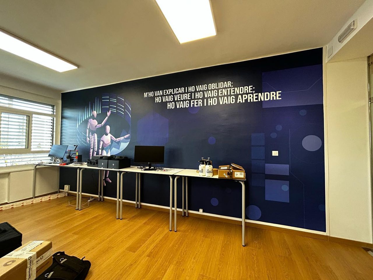 Mural impreso en una sala de trabajo