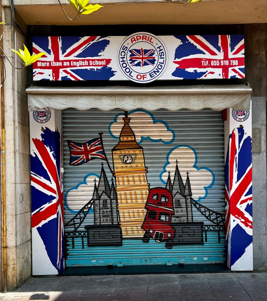 Persiana decorada para una academia de inglés