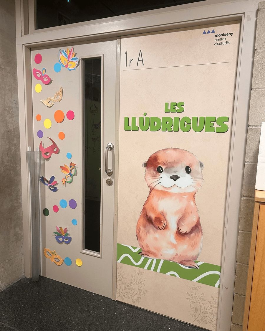 Puerta de aula personalizada en un colegio