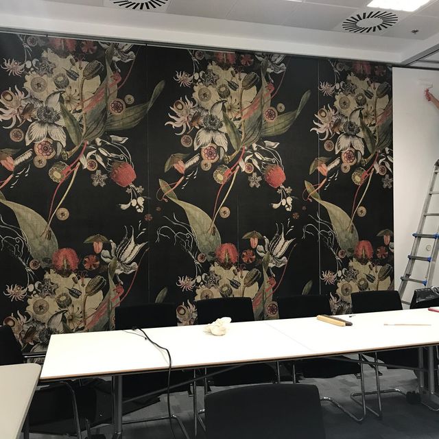 Wallpaper floral impreso en una sala de reuniones